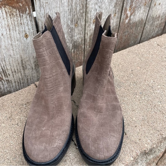 VINCE CAMUTO Women’s Tan Black Chelsea Ankle Boots Chunky Heel Zip Up Size 7.5 - Picture 4 of 14